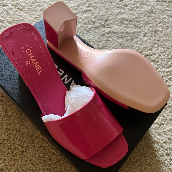 BNIB Limited Edition Polly Pocket Chanel CC Patent Calfskin Pink Mules sz 38.5! - Picture 3 of 6
